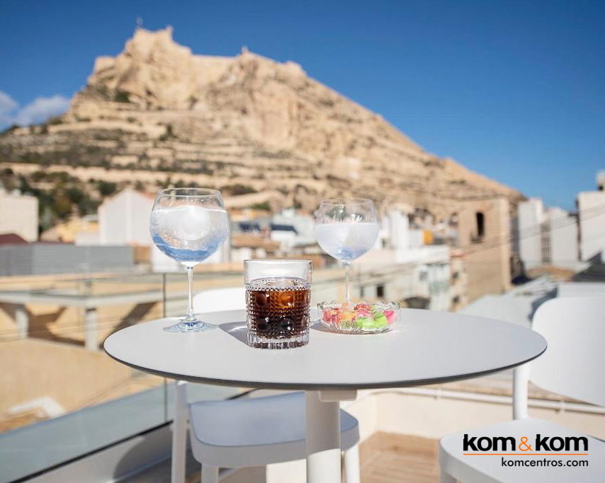 Highbar: Terraza Chill Out en la Azotea del hotel Odissey Room en el centro de Alicante. Proyecto Integral de Kom&Kom